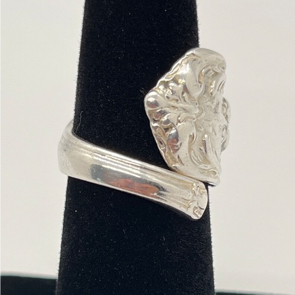 A Beautifull Fluer-de-Lis 925 Marked Reed & Barton Signed Wrap around Ring - Picture 2 of 6